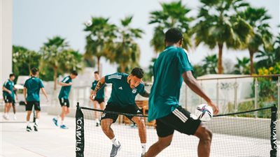 علامات الفرح تبدو على لاعبي البايرن قبل مواجهة الأهلي مساء اليوم