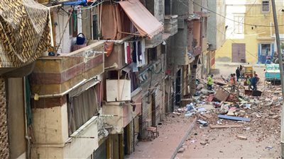 بدء هدم الأجزاء الداخلية لعقار 