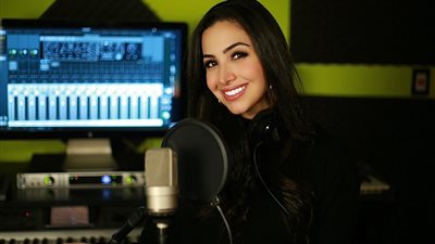 ابنة حميد الشاعري تطرح أولى أغانيها من كلماتها وألحان وتوزيع والدها