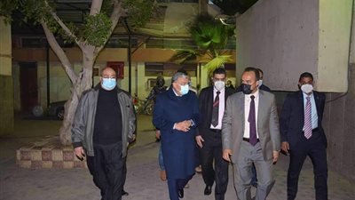 محافظ المنيا يتابع حادث انهيار حائط بأحد الفنادق ويطمئن على حالة المصابين (صور)