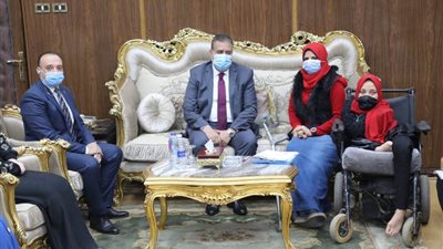 بدون ذراعين وحصلت على الليسانس.. محافظ المنوفية يستقبل ندى علام بعد نشر 