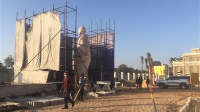 5 ساعات وونش عملاق.. تفاصيل نقل تمثال ديليسبس إلى متحف قناة السويس العالمي