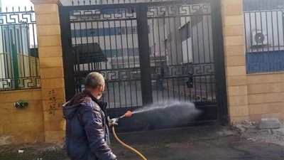 لمنع انتشار فيروس كورونا.. رش وتعقيم الشوارع والمباني المجاورة لمستشفى قها للحجر