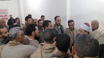 بدون إجراءات احترازية.. بيت العائلة في أسيوط يعقد جلسة صلح بين عائلتين 