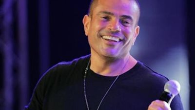 عمرو دياب يدعم طفلة كفيفة تعزف على البيانو (فيديو)