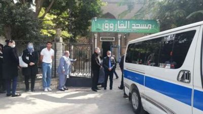 وصول جثمان والد حسام صالح لمسجد الفاروق بالمعادي