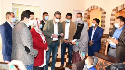 بتكلفة 9 ملايين جنيه.. محافظ الفيوم يُشارك الأسر الأولى بالرعاية فرحتهم بعد تطوير منازلهم (صور)