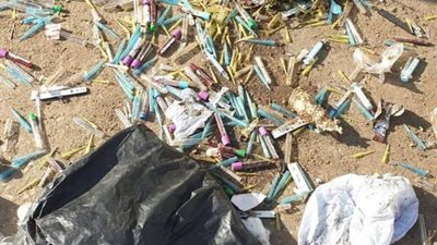 إلقاء نفايات ومخلفات عيادات خاصة في سوهاج يثير غضب المواطنين (صورة) 