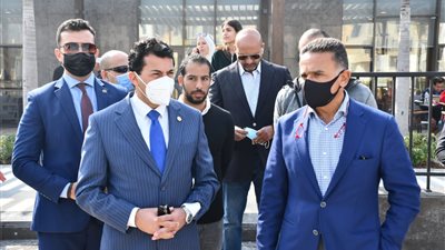 أشرف صبحي يقوم بجولة تفقدية بنادي Club S