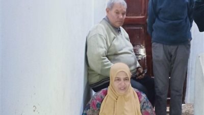 ابن يطرد أمه وأباه وأخاه المعاق ويلقي بهم على السلم بطنطا إرضاء لزوجته (فيديو)