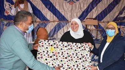 نائب محافظ أسوان تسلم شهادات المتحررين من الأمية بقرية فارس بكوم أمبو