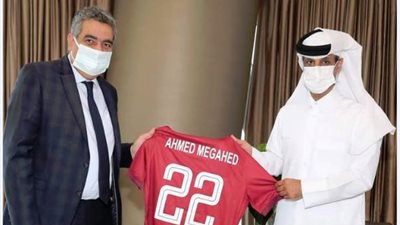 رئيس الاتحاد القطري يستقبل أحمد مجاهد ويمنحه قميص منتخب بلاده (صور)