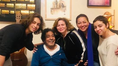 إلهام شاهين تزور محمد منير مع عائلتها: 