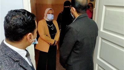وكيل صحة سوهاج تتفقد المشتبه بإصابتهم بالتسمم في مستشفى أخميم المركزي