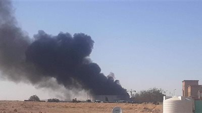 بعد إصابة 4 عمال.. الحماية المدنية تحاول السيطرة على حريق 