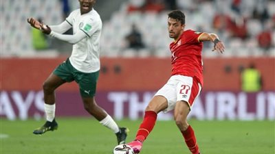 طاهر محمد طاهر يغادر مباراة الأهلي وبالميراس بسبب الإصابة