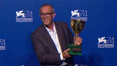 بعد فوزه بجائزة مهرجان فينيسيا.. فنان فلسطيني: لدي أصدقاء إسرائيليون يعملون بالمسرح