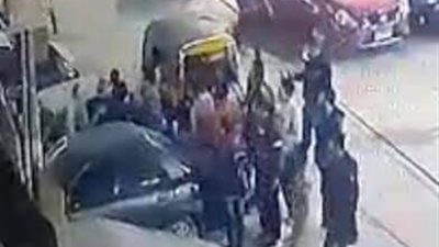 الأهالي بطنطا يلقنون سائق 