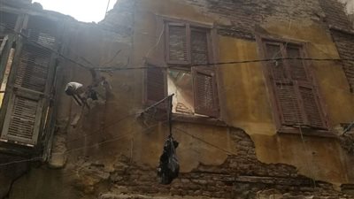 انهيار أجزاء من عقار غربي الإسكندرية.. والمحافظة تقرر إزالته