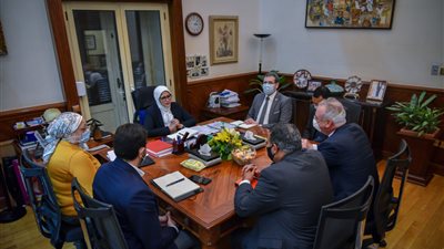 وزيرة الصحة تبحث مع شركة 
