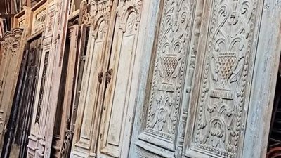 خبير أثري: أبواب المنازل القديمة المباعة في سوق الجمعة ثروة قومية وتاريخ لحقب زمنية