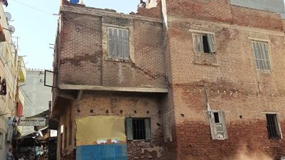 يمثلان خطرا على المواطنين.. إزالة منزلين آيلين للسقوط بالبحيرة (صور)