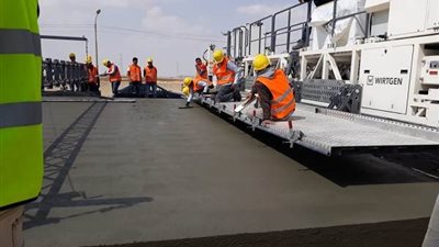 رئيس الطرق والكباري: ننفذ الرصف الخرساني للمناطق القريبة من المحاجر والموانئ الجافة والبحرية (خاص)