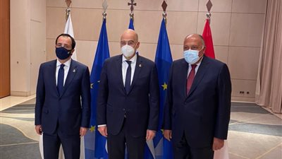 مصر واليونان وقبرص: ملتزمون بالقانون الدولي في السيادة على المناطق البحرية