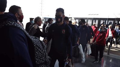 أعضاء مجلس الأهلي يستقبلون البعثة بالورود