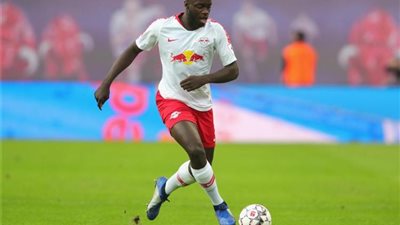 بايرن ميونخ يتصدر سباق التعاقد مع أوباميكانو