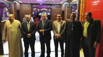 نقيب أطباء قنا يقيم حفل زفاف نجله في قاعة مغلقة ويتجاهل إجراءات كورونا (صور)