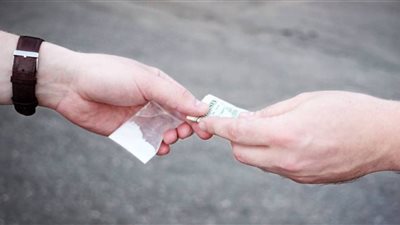 القبض على 4 تجار 