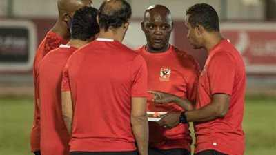 موسيماني يعقد جلسة مع جهازه المعاون استعدادًا لمواجهة المريخ السوداني