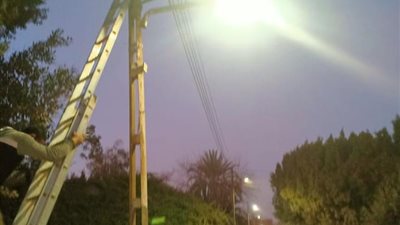 بعد شكوى الأهالي.. صيانة أعمدة الإنارة العامة بقرية كفر منصور في طوخ (صور)