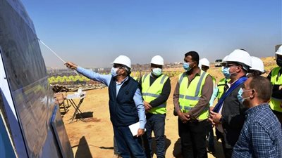 محافظ أسوان يتفقد المشروع السويسري لزيادة تدفقات مياه الشرب بخور عواضة (صور)