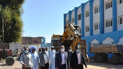 السكرتير العام لمحافظ أسوان يتفقد المشروعات الجارية بقرية المنشية بكوم أمبو