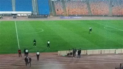 لاعبو الزمالك يتفقدون أرضية ستاد القاهرة قبل مواجهة مولودية الجزائر