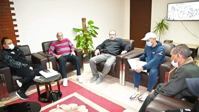 إدارة الزمالك تستقبل لاعبها المصاب بالسرطان (صور)