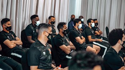 موسمياني يعقد محاضرة مع لاعبي الأهلي استعدادًا لمواجهة المريخ السوداني