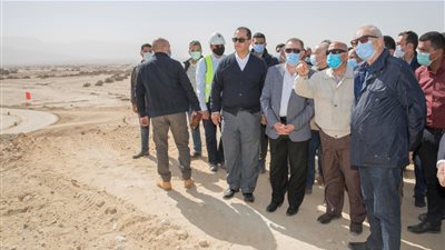 وزير النقل يتابع أعمال التطوير الشامل بميناء السخنة