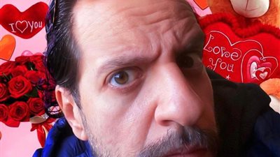 بطريقة ساخرة.. أحمد أمين يعلق على احتفال المرتبطين بعيد الحب (صورة)