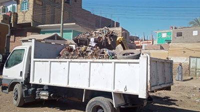 رفع 10 أطنان مخلفات صلبة وأتربة بطريق مصر - أسوان الزراعي جنوبي الأقصر (صور)