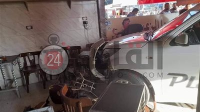 سيارة تقودها سيدة تدهس شابًّا وتصطدم بمقهى في مدينة العاشر (صور وفيديو)