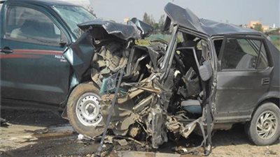 إصابة سيدة في حادث تصادم سيارتين بطريق 