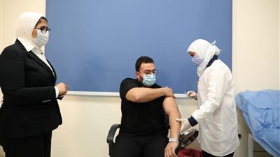 اليوم موعد تلقي الجرعة الثانية.. ما موقف الأطقم الطبية الأولى الحاصلة على لقاح 
