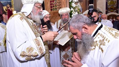البابا تواضروس يمنح كاهن كنيسة محرم بك درجة القمصية بالإسكندرية ويدشن 6 مذابح