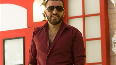 الشاعر أحمد حسن راؤول غاضب من تحريف تصريحاته بشأن إعجاب نبيلة عبيد بـ