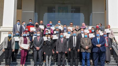 محافظ الإسكندرية يكرم فريق عمل غرفة عمليات إدارة أزمة كورونا وفرق المرور الطبية  