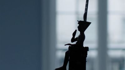 مزاد سوثوبيز بلندن يعرض تمثالين مصريين فريدين