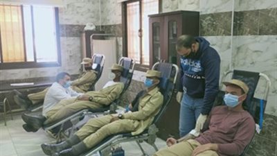 ضباط ومجندو مديرية أمن سيناء يتبرعون بالدم للمساهمة في رعاية المرضى (صور)